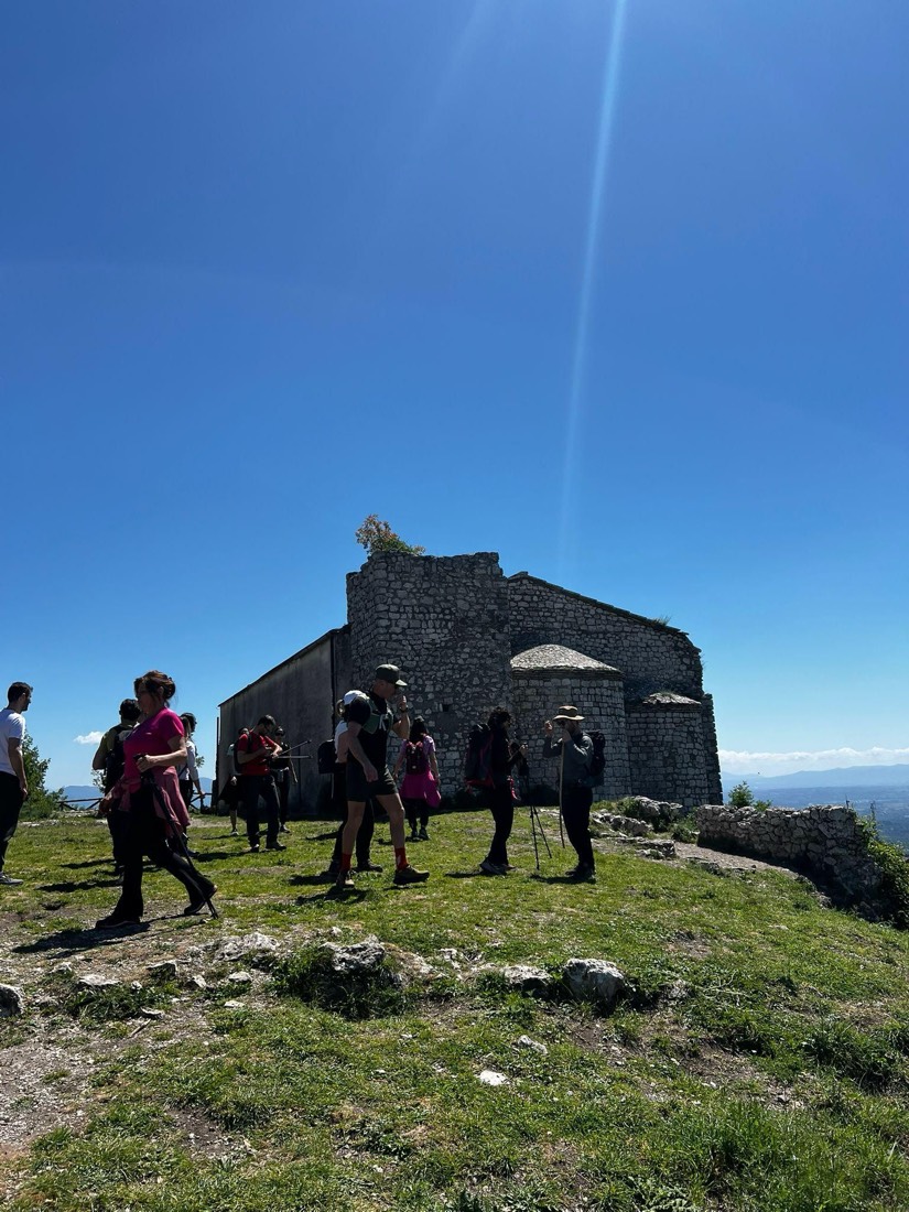 In cima al Monte Soratte accanto a un rudere, maggio 2026