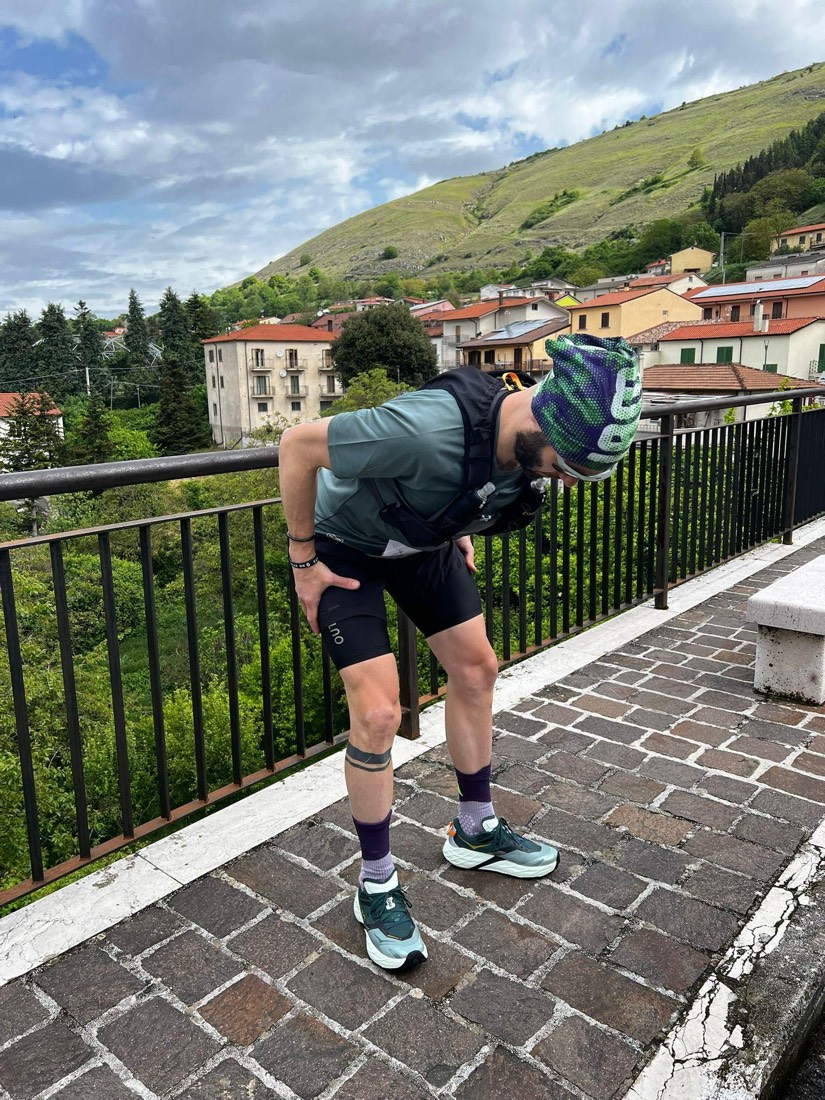 Fermo su un belvedere, mani sulle ginocchia, maggio 2026