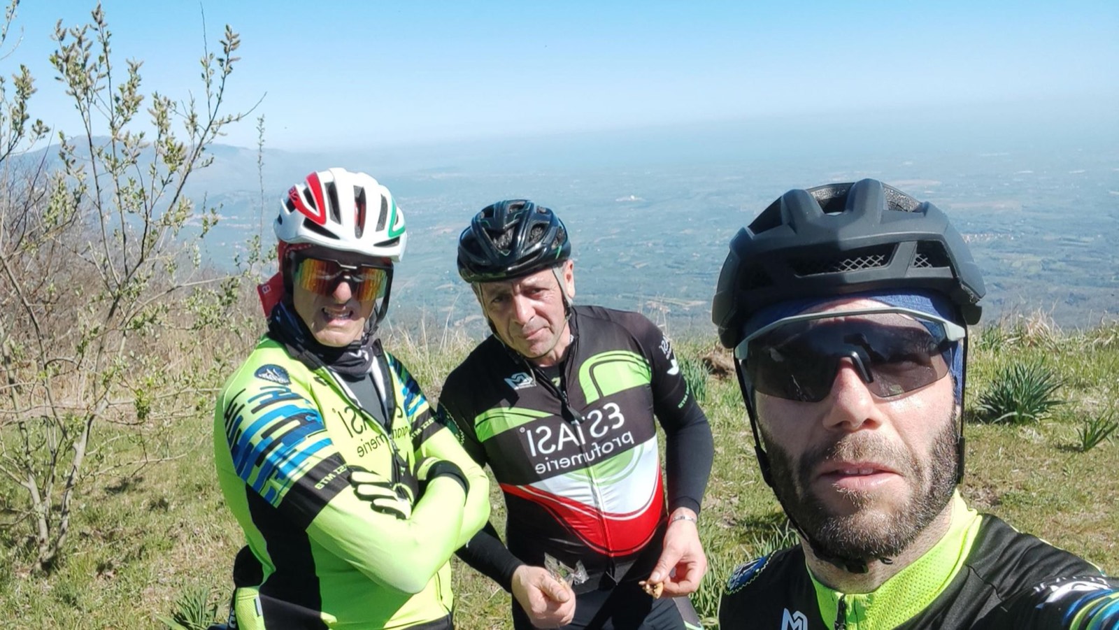 Tre in sella durante un giro in mountain bike, aprile 2026